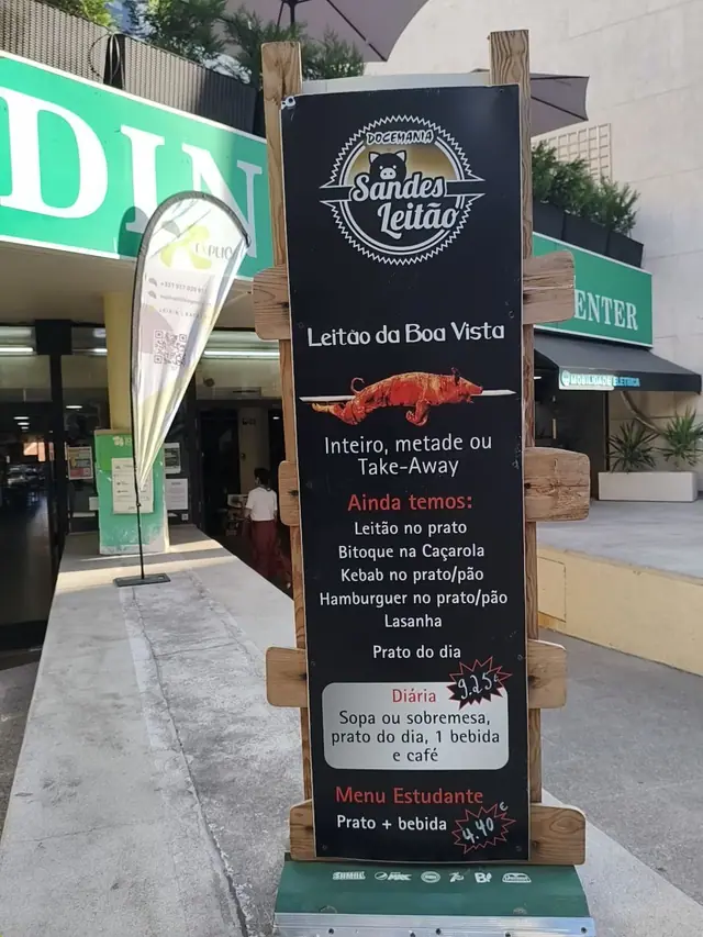 Painel da Docemania junto ao Centro Comercial D. Dinis a anunciar o leitão da Boa Vista inteiro, metade ou em take-away